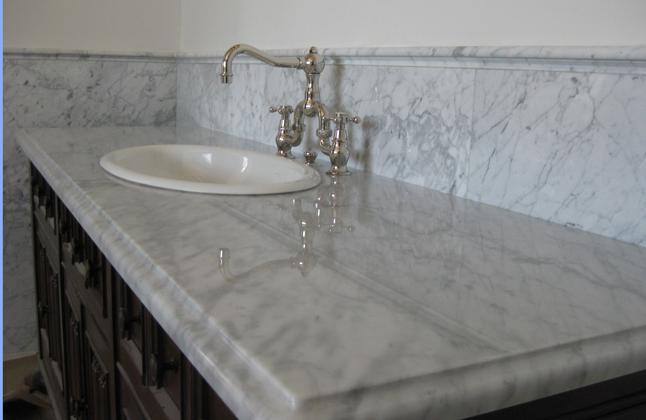 Столешница из мрамора Bianco Carrara с раковиной закрепленной снизу.